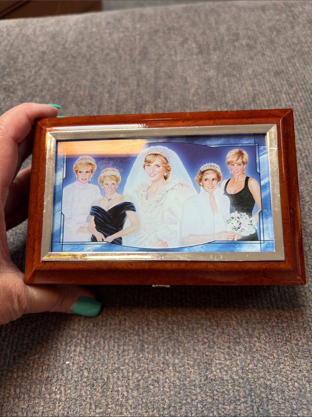 Bradford Exchange Princess Diane Illuminated Heirloom Music Box